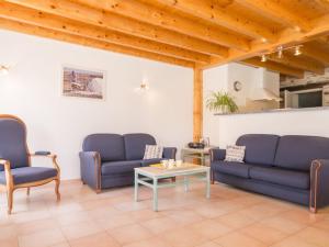 Ruang duduk di Gîte rénové sur domaine viticole bio, proche de Nantes et Pornic, jardin clos, vélos à disposition - FR-1-306-1035