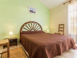 una camera da letto con un letto grande e una finestra di Gîte spacieux avec jardin, SPA, et équipements bébé près de Pornic - FR-1-306-1041 a Saint-Père-en-Retz