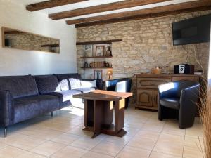 Posezení v ubytování Charme ancien revisité : Gîte spacieux avec grand jardin, équipements complets, près de Guérande. - FR-1-306-1064