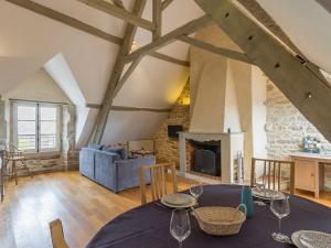 ein Wohnzimmer mit Tisch und Kamin in der Unterkunft Charmant apt 17e s. à Guérande, 2 chambres, vue mer, wifi - FR-1-306-1084 in Guérande