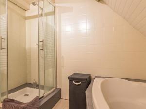 ein Badezimmer mit einer Dusche, einer Badewanne und einem WC in der Unterkunft Charmant apt 17e s. à Guérande, 2 chambres, vue mer, wifi - FR-1-306-1084 in Guérande