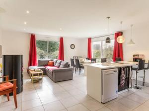 Χώρος καθιστικού στο Maison contemporaine à Nozay avec jardin clos, proche Nantes : 3 chambres, Wi-Fi, garage vélos/motos - FR-1-306-1178