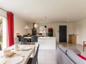 Η κουζίνα ή μικρή κουζίνα στο Maison contemporaine à Nozay avec jardin clos, proche Nantes : 3 chambres, Wi-Fi, garage vélos/motos - FR-1-306-1178