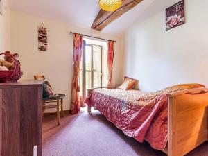 ein Schlafzimmer mit einem Bett und einem Fenster in der Unterkunft Gîte Rénové avec Étang, Proche Nantes, Wi-Fi, Équipements Bébé - FR-1-306-1118 in Saint-Étienne-de-Corcoué