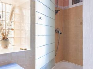 ein Badezimmer mit Dusche mit Glastür in der Unterkunft Gîte Rénové avec Étang, Proche Nantes, Wi-Fi, Équipements Bébé - FR-1-306-1118 in Saint-Étienne-de-Corcoué