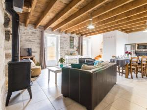 ein Wohnzimmer mit einem Holzofen im Zimmer in der Unterkunft Maison bretonne rénovée près de la mer avec jardin, terrasse et équipements modernes - FR-1-306-1197 in Guérande