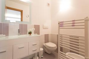 A bathroom at Mondello Suites FLH - Gorgonia Még 37 kép
