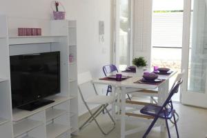 A television and/or entertainment centre at Mondello Suites FLH - Gorgonia