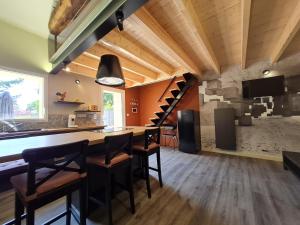 eine Küche und ein Esszimmer mit Tisch und Stühlen in der Unterkunft Charmant studio rénové avec mezzanine, cour privative et parking à Rochetrejoux - FR-1-426-479 in Rochetrejoux