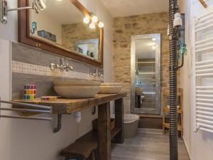 ein Badezimmer mit Waschbecken und Spiegel in der Unterkunft Maison charmante à Rouans - Wifi, Animaux admis - FR-1-306-1059 in Rouans