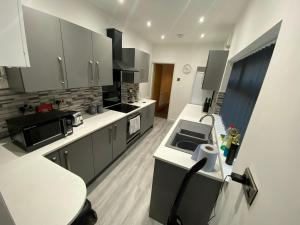 Η κουζίνα ή μικρή κουζίνα στο Houghton Guest House 1