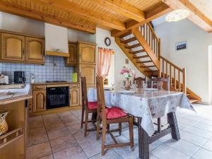 Η κουζίνα ή μικρή κουζίνα στο Maison de Charme Proche Côte avec Jardin, 3 Chambres & Equipements Bébé - FR-1-306-1068