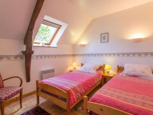 two beds in a room with a window at Gîte familial dans le Parc de Brière - Jardin arboré, terrasse, activités ludiques, Wifi inclus - FR-1-306-1101 in Herbignac