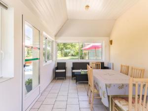 una sala da pranzo con tavolo e sedie di Gîte familial près de Guérande avec jardin, terrasse, jeux pour enfants, et coin détente - FR-1-306-1095 a Sainte-Reine-de-Bretagne Altre 8 foto