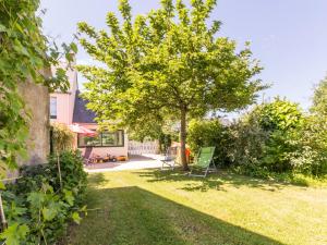 un albero nel cortile di una casa di Gîte familial près de Guérande avec jardin, terrasse, jeux pour enfants, et coin détente - FR-1-306-1095 a Sainte-Reine-de-Bretagne