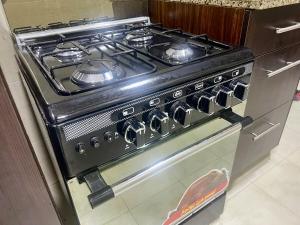 - une cuisinière avec 2 casseroles dans l'établissement Madinaty Luxury Escape 2BR, à Madinaty