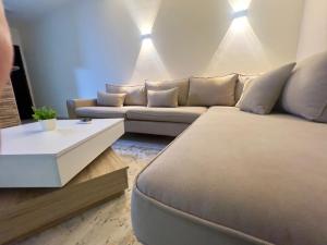 un salon avec un canapé et une table dans l'établissement Madinaty Luxury Escape 2BR, à Madinaty