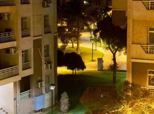 - une vue de tête sur un immeuble d'appartements la nuit dans l'établissement Madinaty Luxury Escape 2BR, à Madinaty