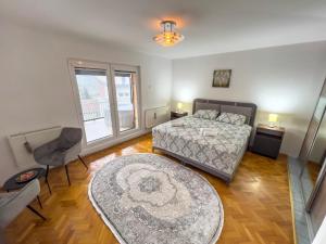 サラエボにあるCity View Apartmentのベッドルーム1室(ベッド1台、ラグ付)