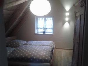 een kamer met een bed, een raam en een kroonluchter bij Holiday apartment in Münster with Wi-Fi in Münster