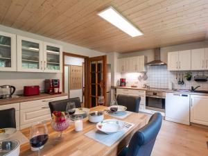 Dapur atau dapur kecil di Black Forest House Zwink