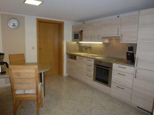 Køkken eller tekøkken på modernly furnished holiday apartment + 18 billeder