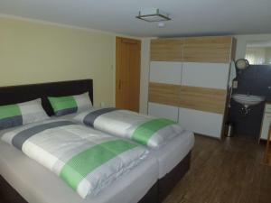 En eller flere senge i et værelse på modernly furnished holiday apartment