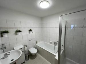 Ένα μπάνιο στο Holiday apartment in Winterberg with terrace +8 φωτογραφίες