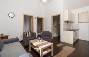 Posedenie v ubytovaní Stunning Home In Pinezici With Kitchen