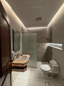 a bathroom with a sink and a toilet at درة العروس فان بيتش الخاصه in Durat  Alarous
