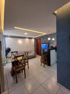 een keuken en een woonkamer met een tafel en stoelen bij proximo ao ct do America in Parnamirim +2 foto's