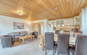 ein Wohnzimmer mit Tisch und Stühlen und einer Couch in der Unterkunft Ferienhaus 4 Altefähr in Altefähr