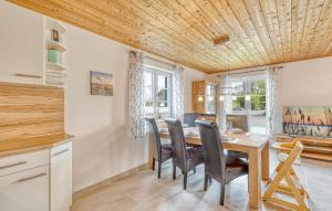 ein Esszimmer mit Tisch und Stühlen in der Unterkunft Ferienhaus 4 Altefähr in Altefähr + 28 Fotos