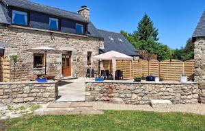 Maison en pierre avec patio et clôture dans l'établissement Ravissante Maison Bretonne, à Louargat 28 autres photos