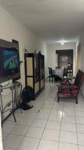 ein Wohnzimmer mit Fernseher und Sofa in der Unterkunft Casa em Campina Grande PB in Campina Grande