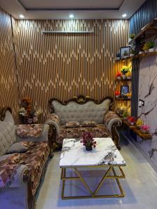 un soggiorno con un divano e un tavolo di Luxury 1 BHK apartment in New Delhi a Nuova Delhi