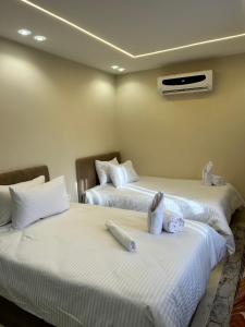 A bed or beds in a room at Dima Pyramids View