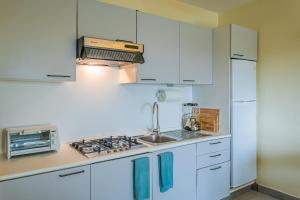 Kuchyň nebo kuchyňský kout v ubytování Bayview Condo