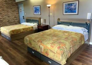 Postel nebo postele na pokoji v ubytování Valemount Hotel