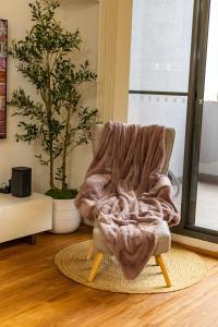 Posezení v ubytování CozyNest Parramatta Modern 2BR with Parking