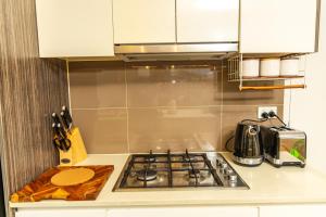 Kuchyň nebo kuchyňský kout v ubytování CozyNest Parramatta Modern 2BR with Parking
