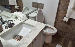 Koupelna v ubytování Modern 1br Apt, Up to 4 people, Steps to 17th Ave, Downtown & Stampede + 8 fotografií