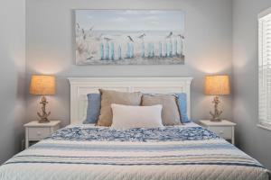 Ένα ή περισσότερα κρεβάτια σε δωμάτιο στο 1 Bed Cottage Walk to Beach, Bikes, Kayaks, Beach Gear, Fishing