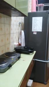 a kitchen with a counter with a toaster oven on a counter at Hospedagem Cinelândia in Rio de Janeiro +51 photos