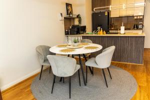 Kuchyň nebo kuchyňský kout v ubytování CozyNest Parramatta Modern 2BR with Parking