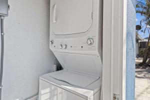 Φωτογραφία από το άλμπουμ του 1 Bed Cottage Walk to Beach, Bikes, Kayaks, Beach Gear, Fishing σε Englewood