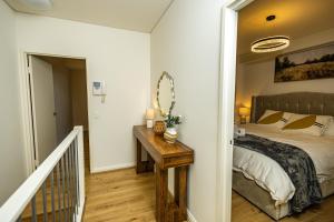 Postel nebo postele na pokoji v ubytování CozyNest Parramatta Modern 2BR with Parking