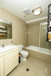 Koupelna v ubytování CozyNest Parramatta Modern 2BR with Parking + 37 fotografií