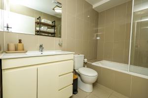 Koupelna v ubytování CozyNest Parramatta Modern 2BR with Parking