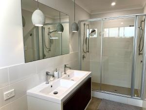 Bilik mandi di Coastal Retreat in Scarborough